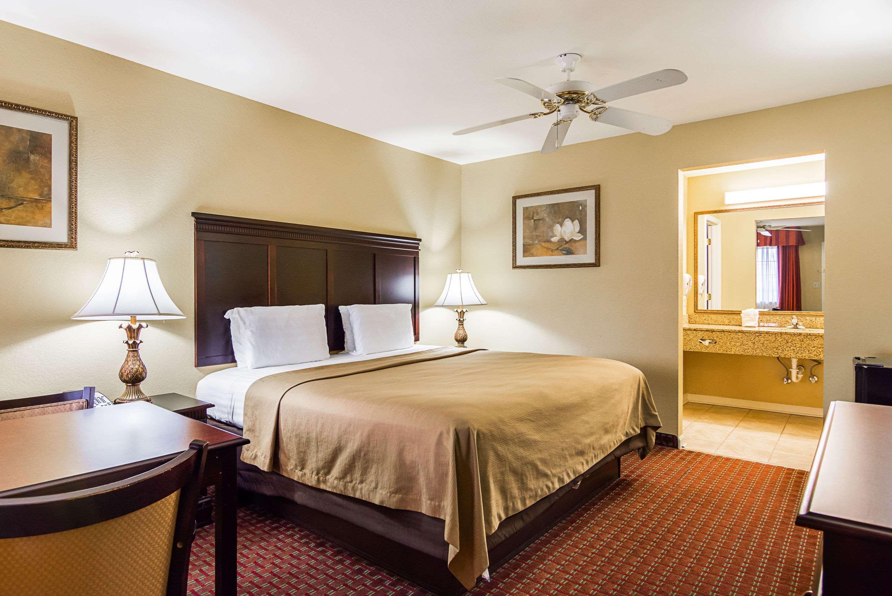 Econo Lodge Inn & Suites Bryant Ngoại thất bức ảnh