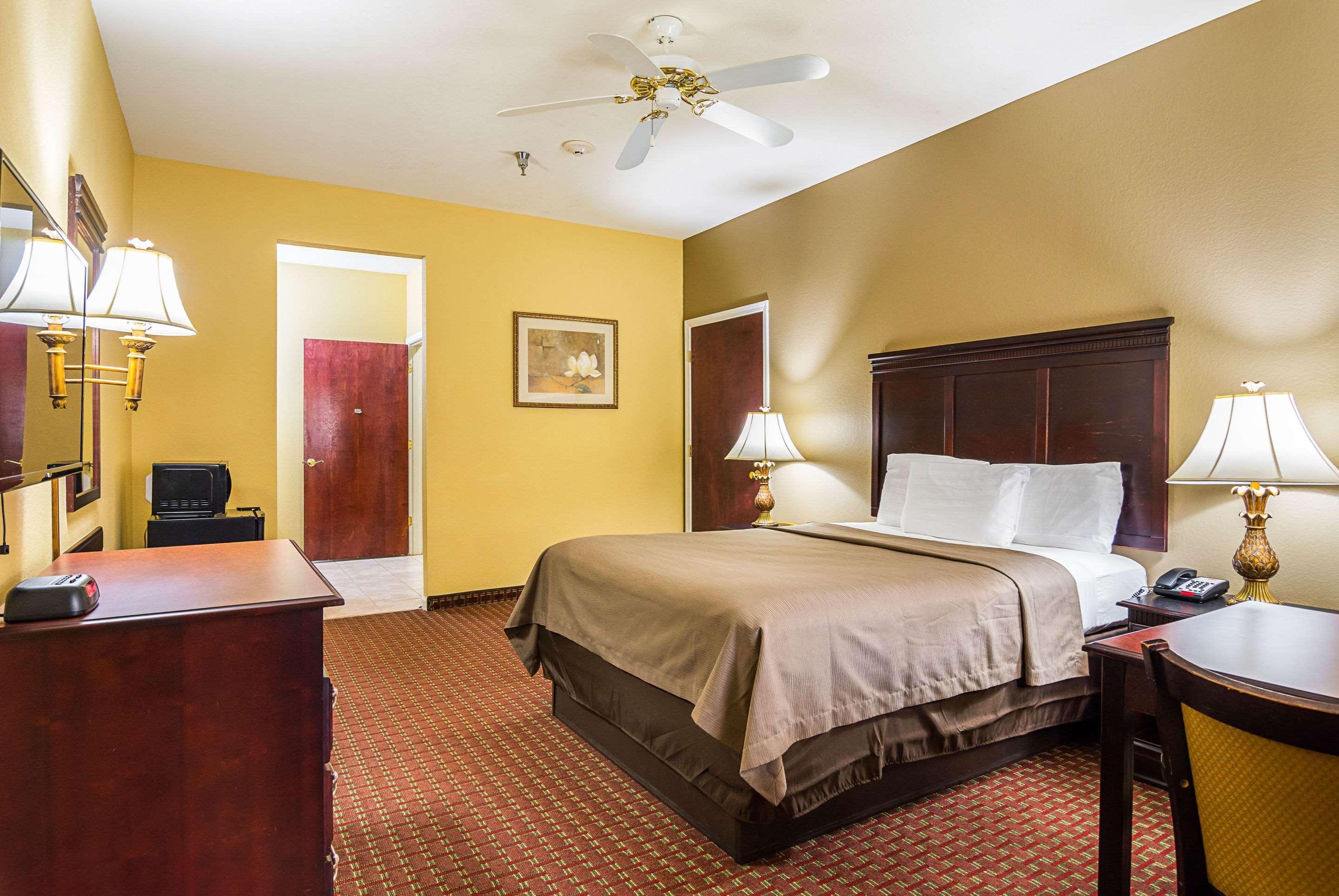 Econo Lodge Inn & Suites Bryant Ngoại thất bức ảnh