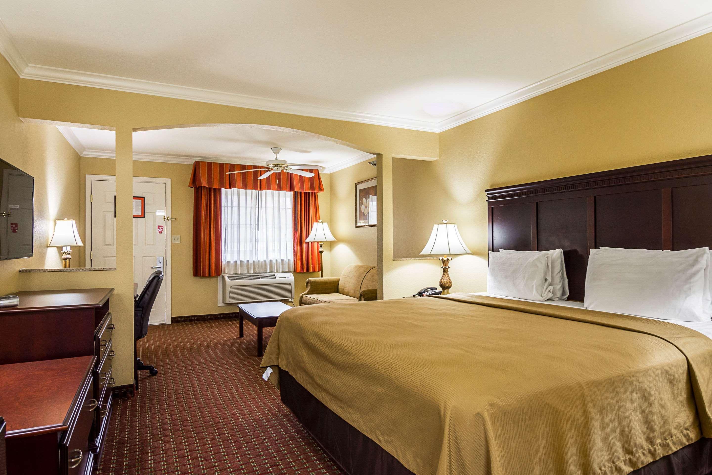 Econo Lodge Inn & Suites Bryant Ngoại thất bức ảnh