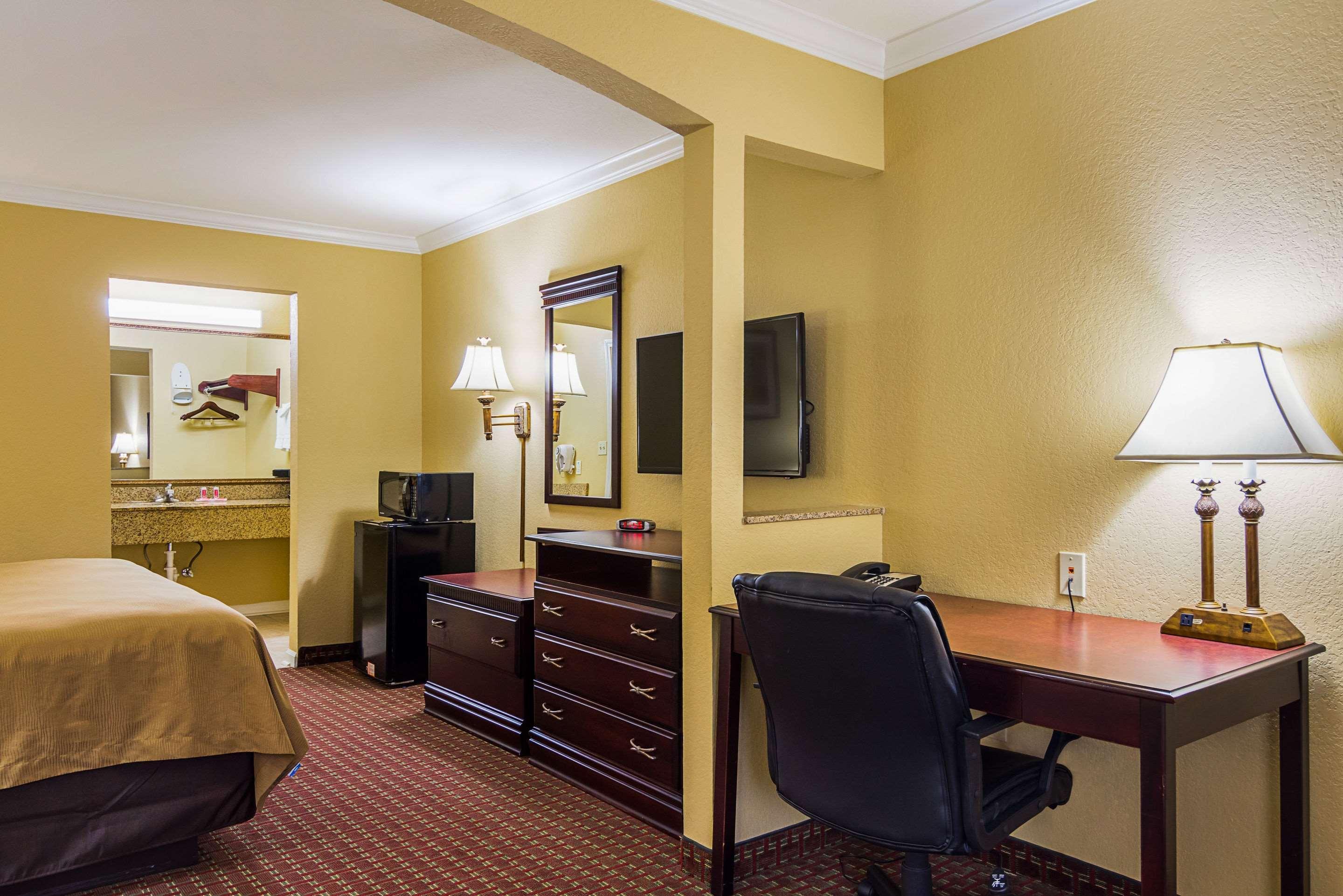 Econo Lodge Inn & Suites Bryant Ngoại thất bức ảnh